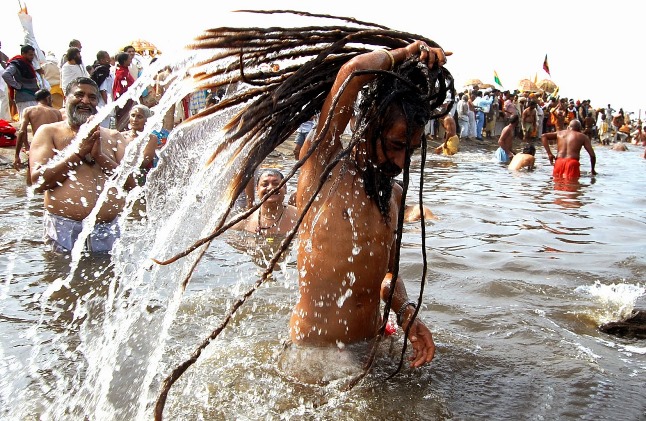 Kumbh Mela'da kabarık saçlı adam